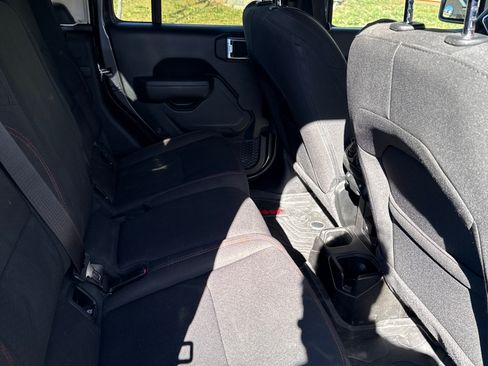 Used 2023 Jeep Gladiator Rubicon w/ Cold Weather Group image 15