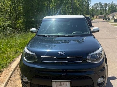 Used 2018 Kia Soul + FWD image 4