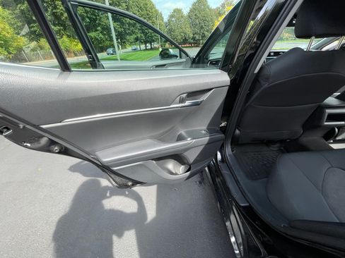 Used 2020 Toyota Camry LE image 6