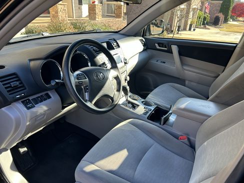 Used 2012 Toyota Highlander FWD w/ Tech Pkg image 16