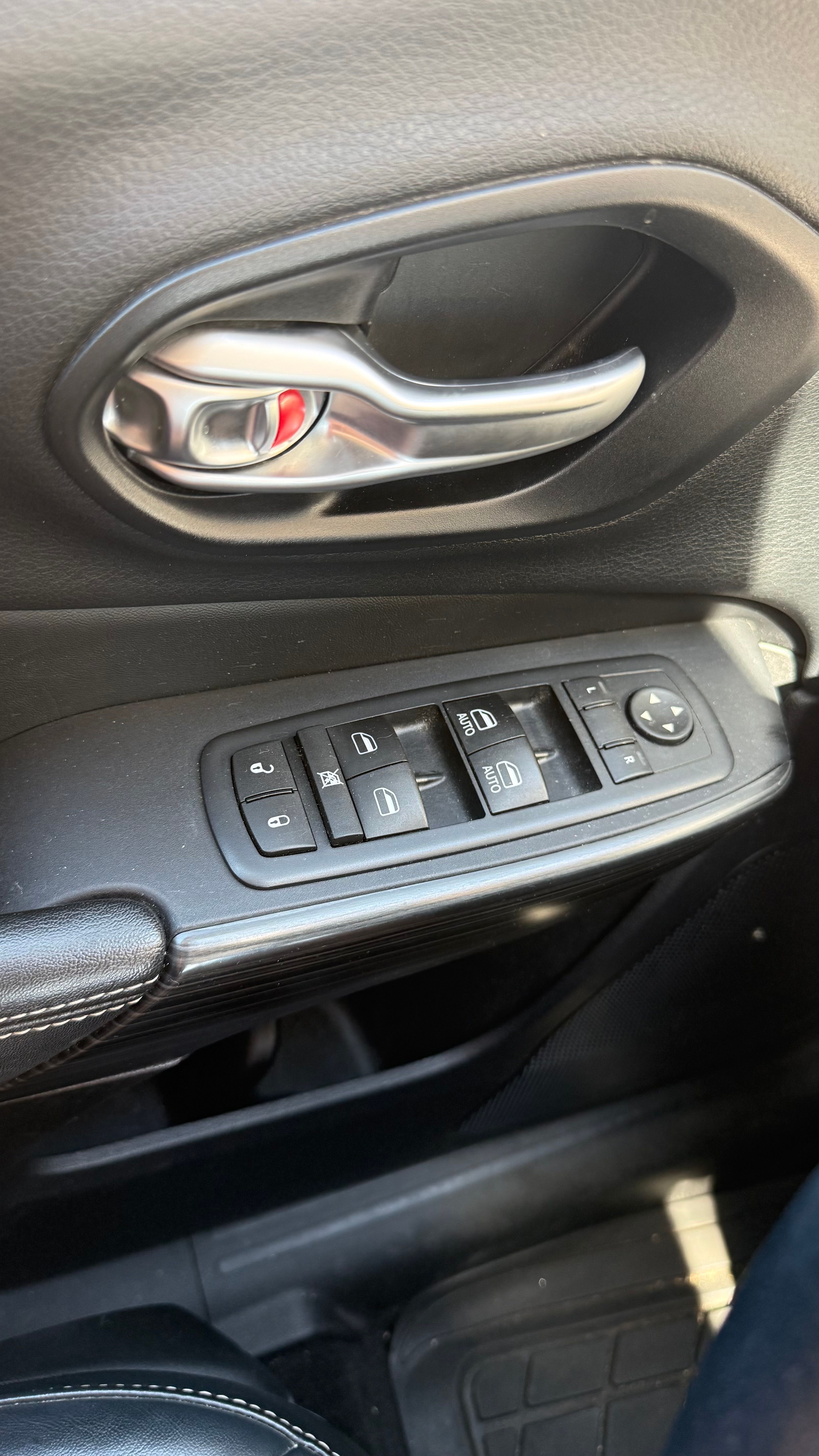 Used 2016 Jeep Cherokee Limited FWD image 14