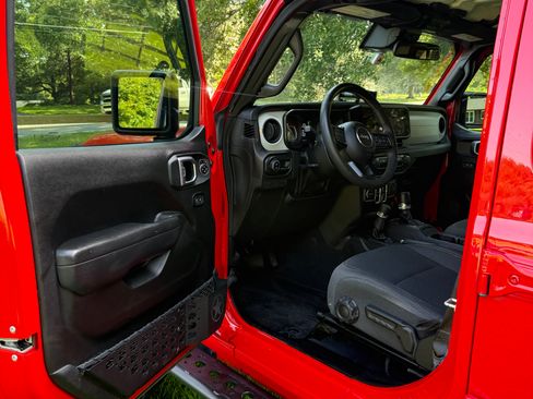 Used 2024 Jeep Gladiator Sport AWD/4WD image 9
