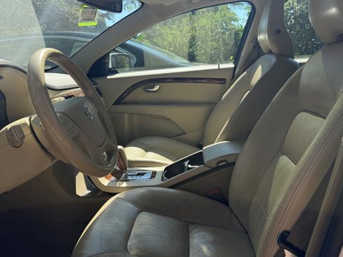 Used 2010 Volvo V70 R-Design FWD image 7