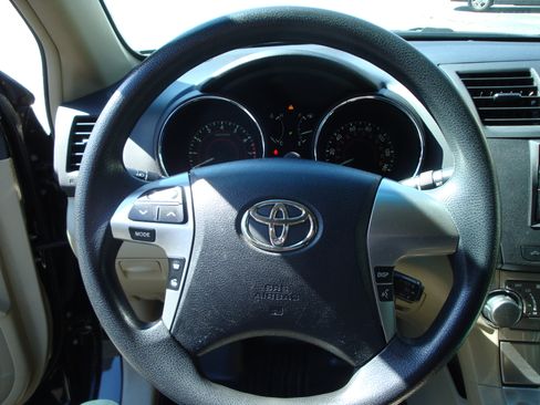 Used 2012 Toyota Highlander Limited w/ Tech Pkg image 15