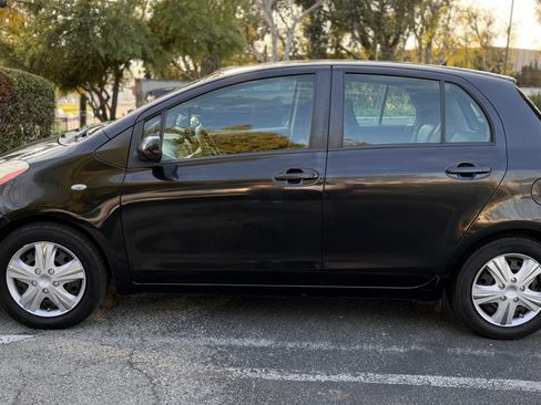 Used 2010 Toyota Yaris 4-Door Hatchback image 2