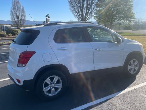 Used 2017 Chevrolet Trax LT w/ LT Convenience Package image 1