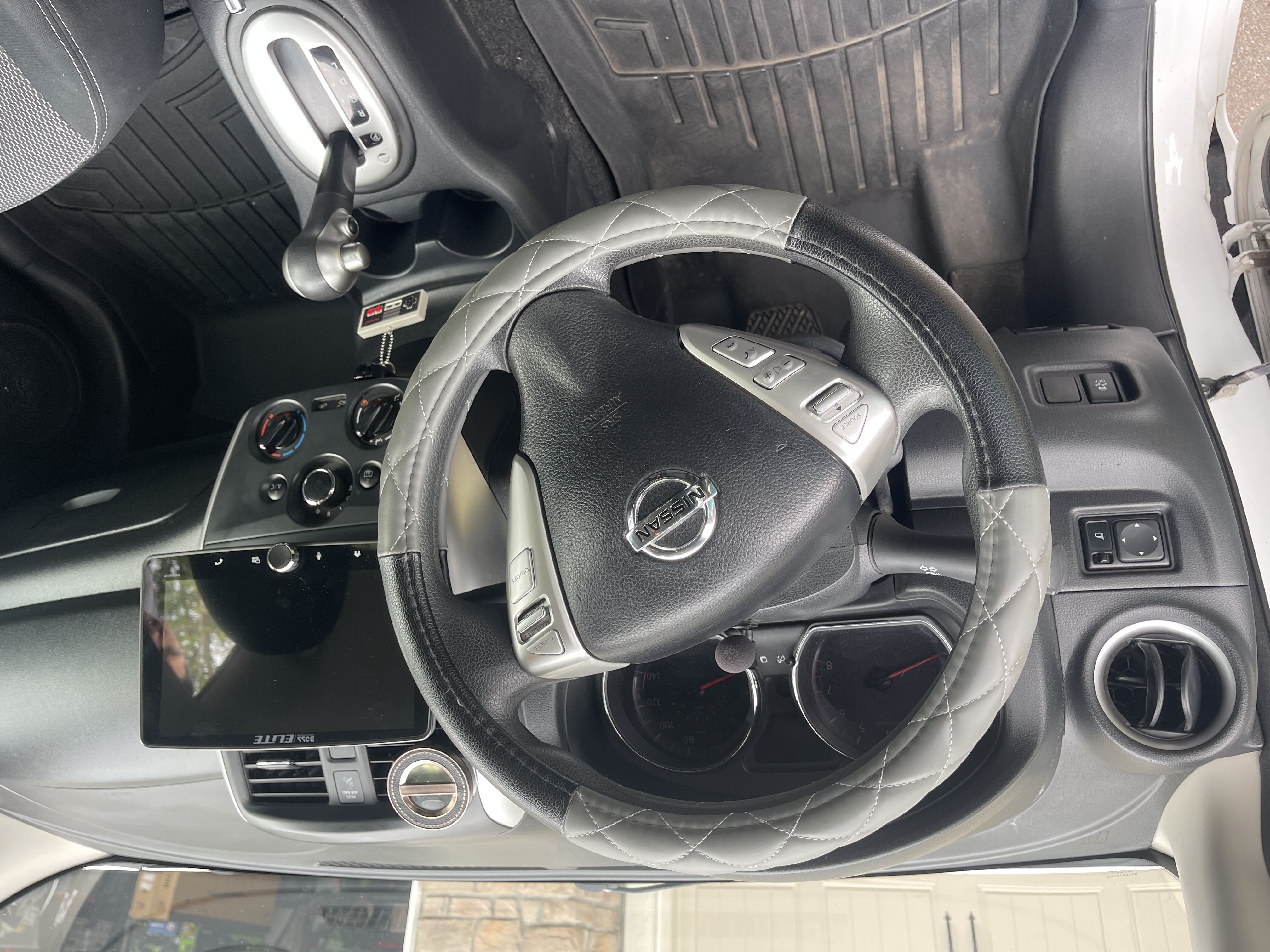 Used 2015 Nissan Versa SV FWD image 10