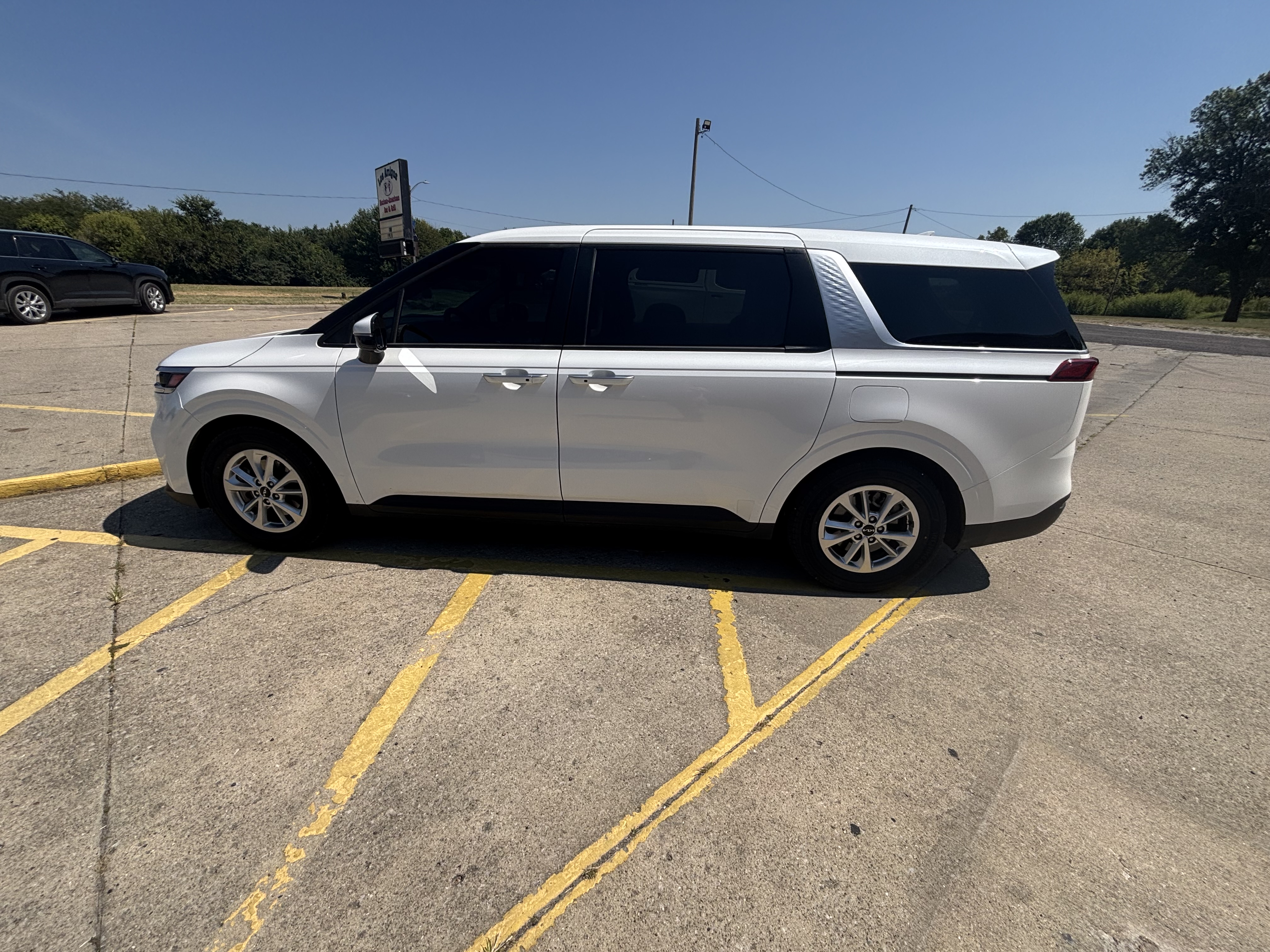 Used 2022 Kia Carnival LX FWD image 4