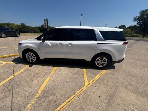 Used 2022 Kia Carnival LX FWD image 4