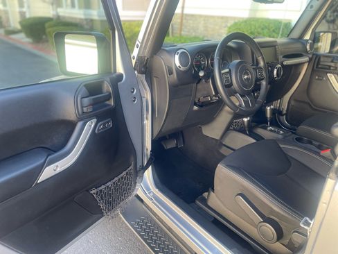 Used 2016 Jeep Wrangler Sahara w/ Connectivity Group image 14