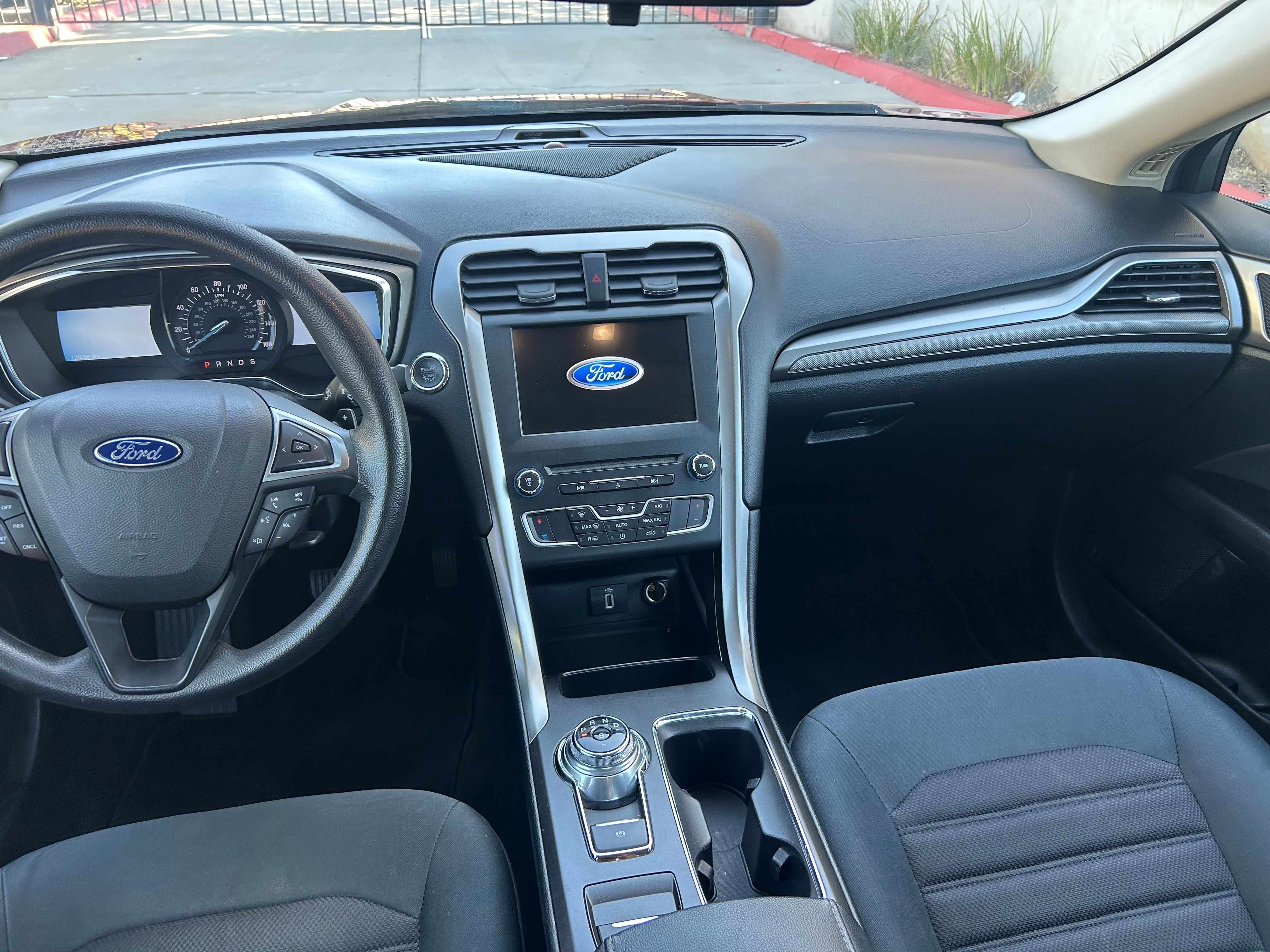 Used 2017 Ford Fusion SE w/ Fusion SE Technology Package FWD image 15