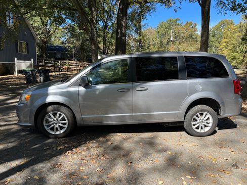 Used 2018 Dodge Grand Caravan SXT image 2