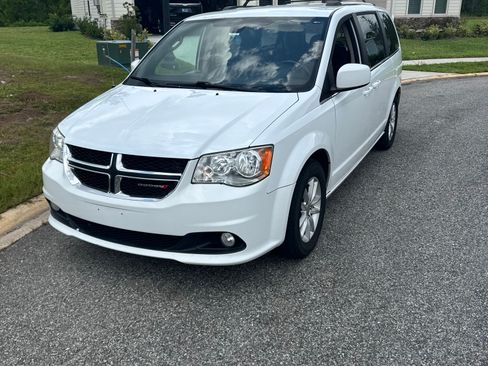 Used 2019 Dodge Grand Caravan SXT FWD image 1