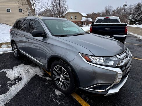 Used 2018 Mitsubishi Outlander ES image 2