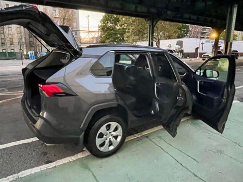 Used 2019 Toyota RAV4 LE image 13