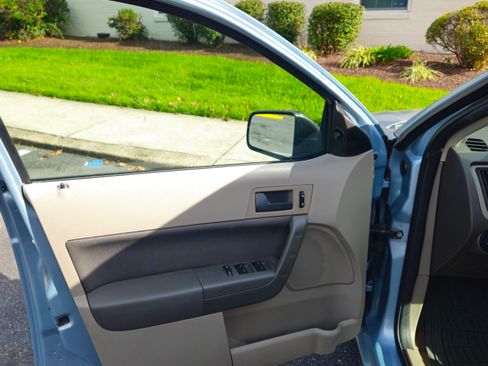 Used 2009 Ford Focus SE image 9