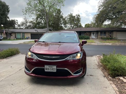 Used 2018 Chrysler Pacifica Touring Plus image 4