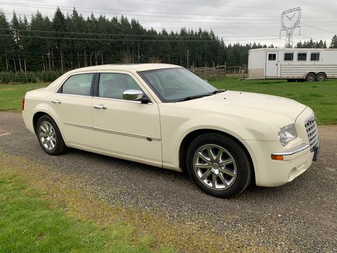 Used 2010 Chrysler 300 C w/ Luxury Group II image 6