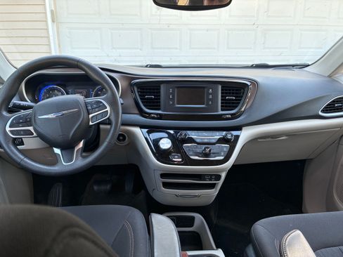 Used 2017 Chrysler Pacifica LX FWD image 11