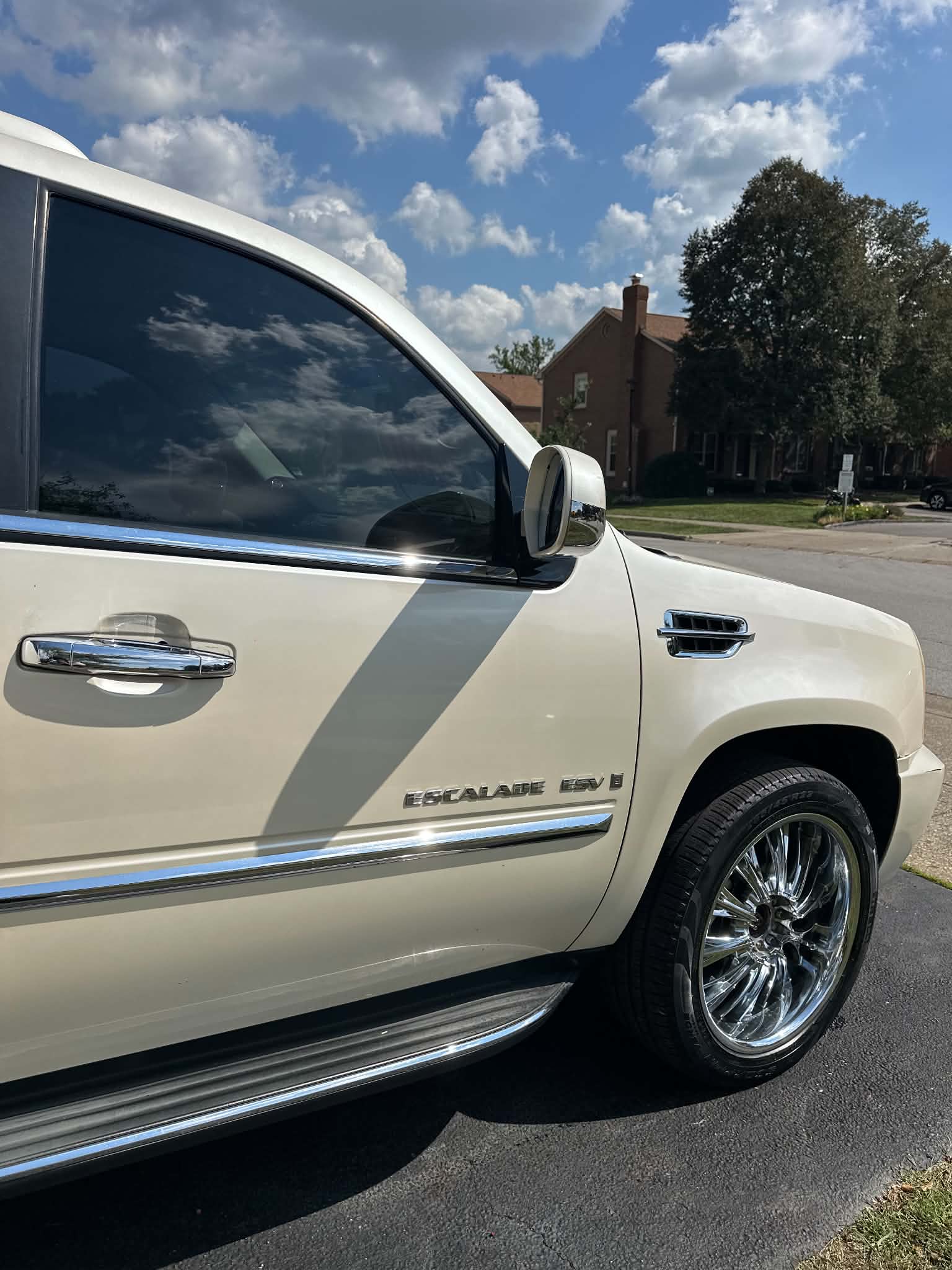 Used 2007 Cadillac Escalade ESV AWD w/ Information Package image 4