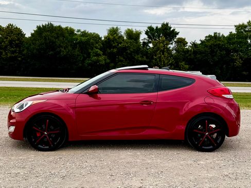 Used 2017 Hyundai Veloster Value Edition FWD image 2