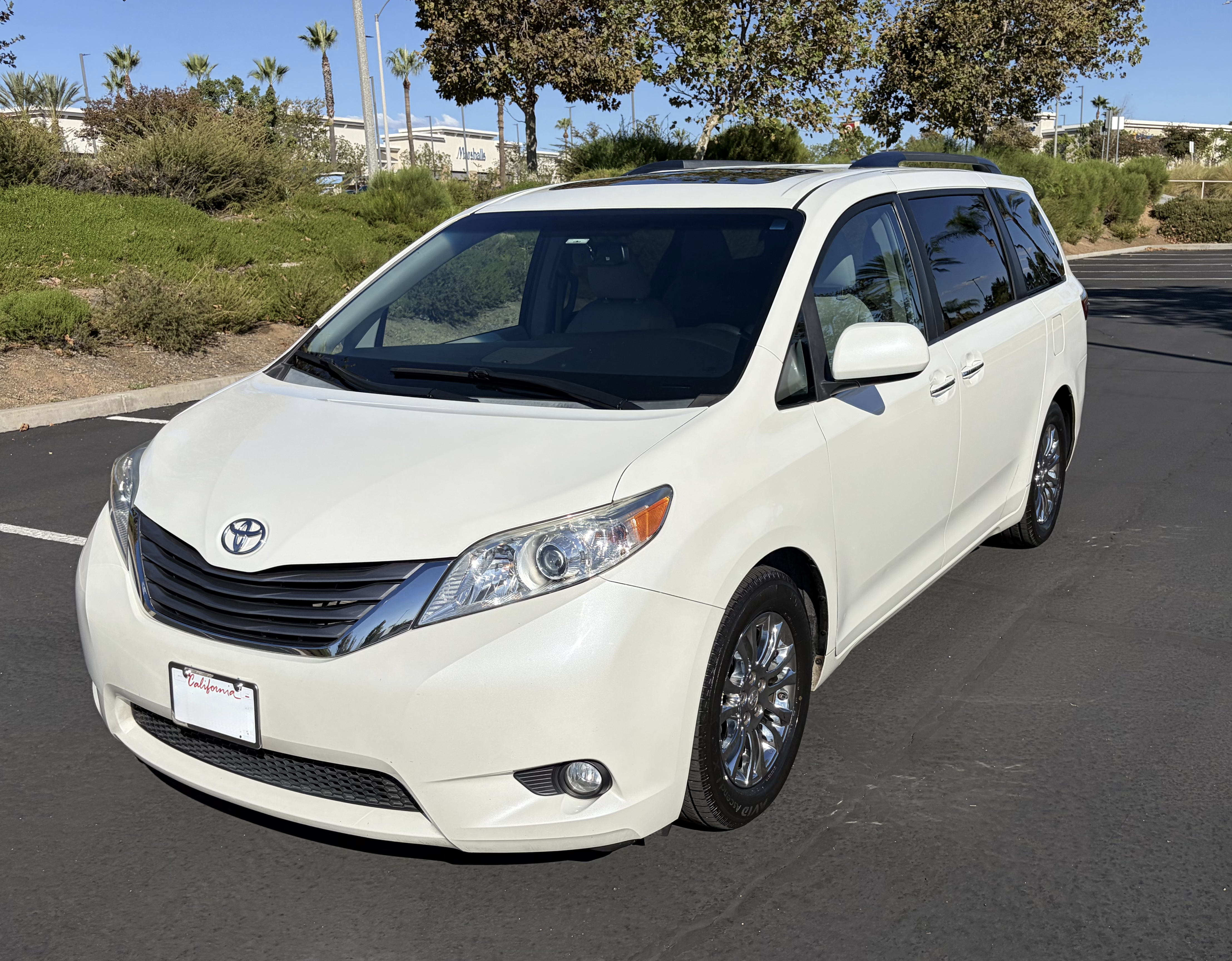 Used 2015 Toyota Sienna XLE w/ XLE Navigation Package FWD image 2
