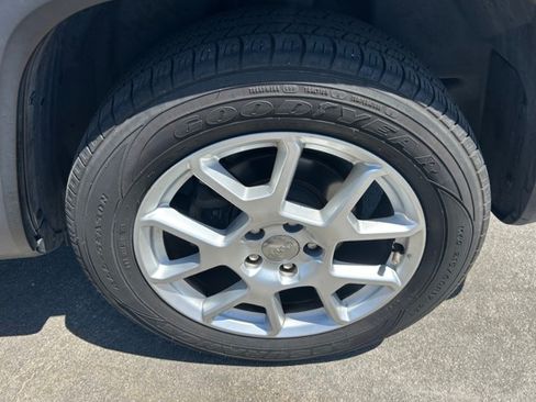 Used 2019 Jeep Renegade Latitude w/ Popular Equipment Group FWD image 16