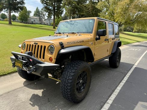 Used 2013 Jeep Wrangler Unlimited Rubicon w/ Connectivity Group AWD/4WD image 6