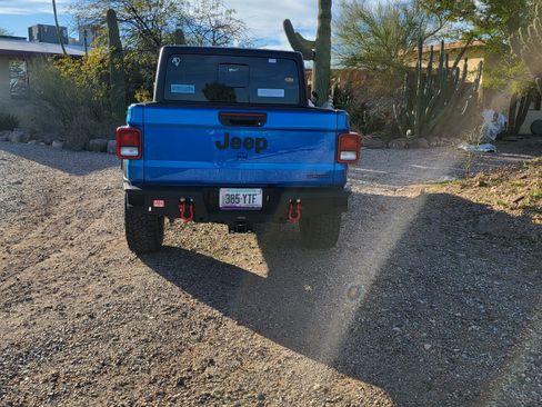 Used 2021 Jeep Gladiator Sport image 2