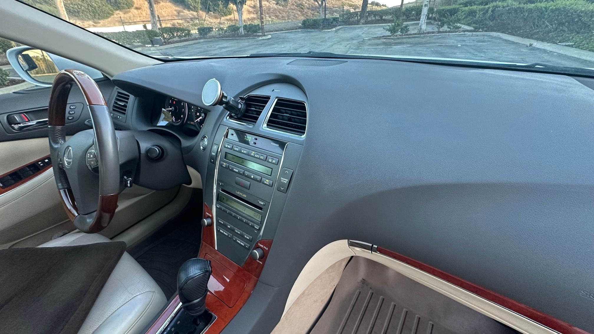 Used 2010 Lexus ES 350 w/ Preferred Accessory Package FWD image 2