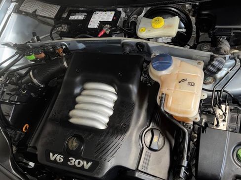 Used 2004 Volkswagen Passat GLX image 1