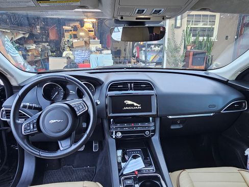 Used 2019 Jaguar F-PACE Premium image 18