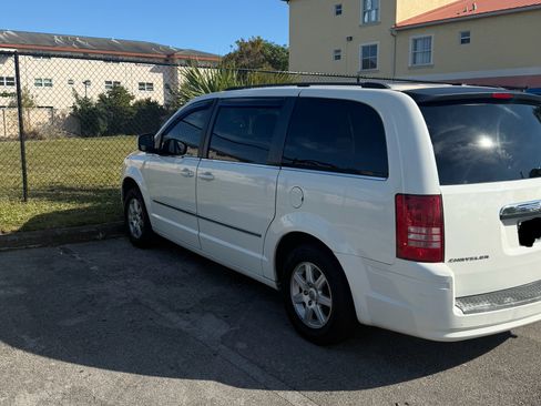 Used 2010 Chrysler Town & Country Touring image 2