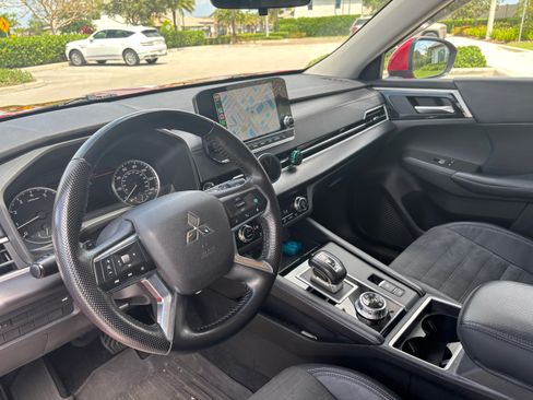 Used 2023 Mitsubishi Outlander SE AWD/4WD image 16