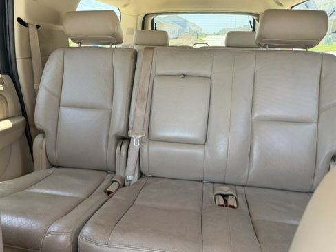 Used 2010 Cadillac Escalade ESV Premium RWD image 17