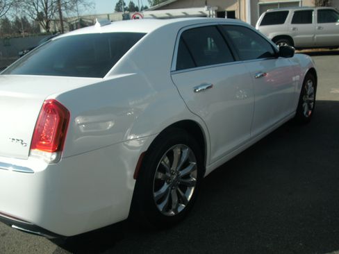 Used 2017 Chrysler 300 C image 2