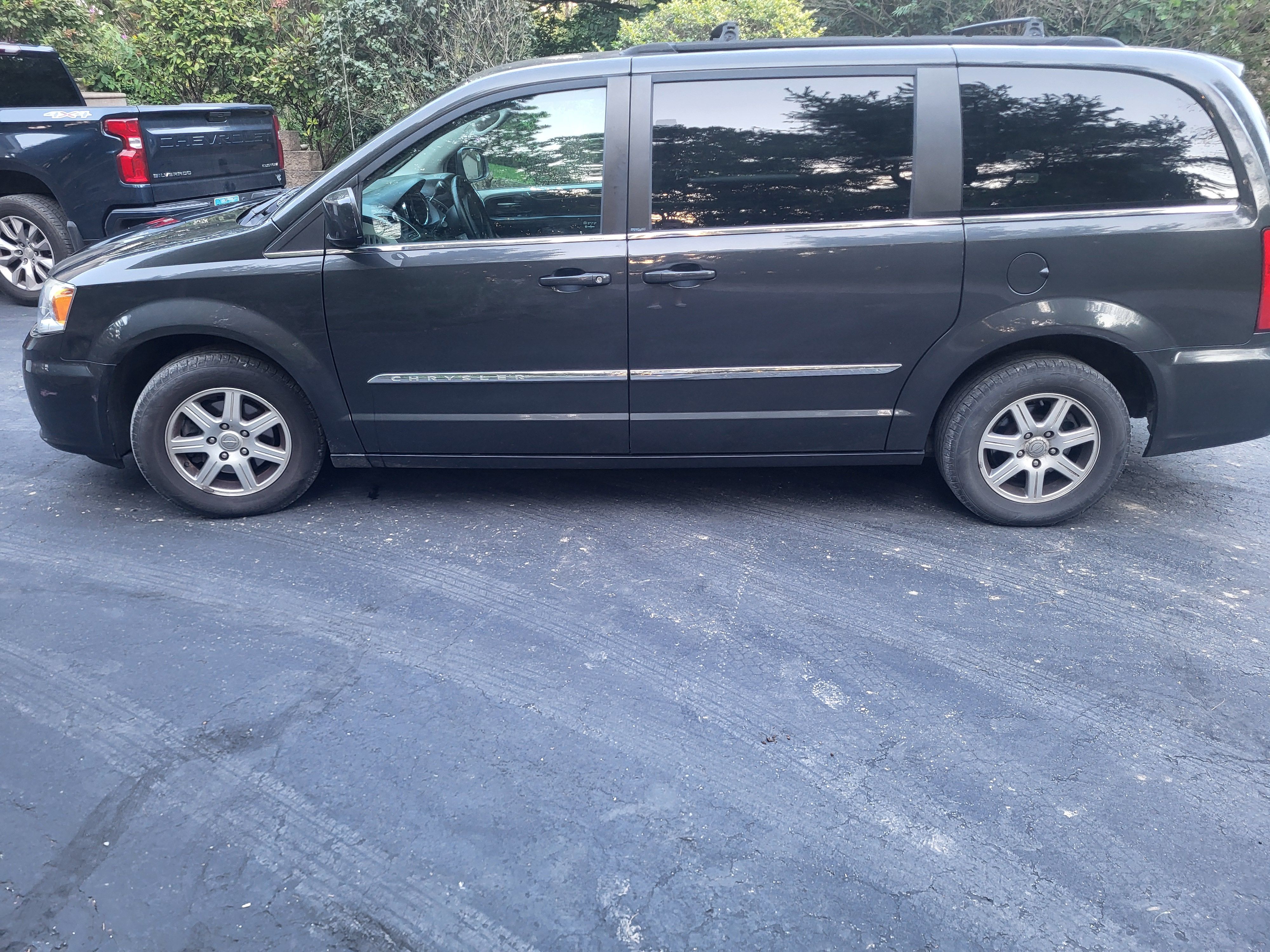 Used 2012 Chrysler Town & Country Touring w/ Entertainment Group #1 FWD image 2