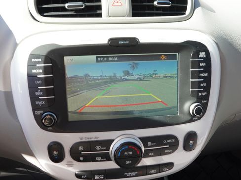 Used 2015 Kia Soul EV + image 11