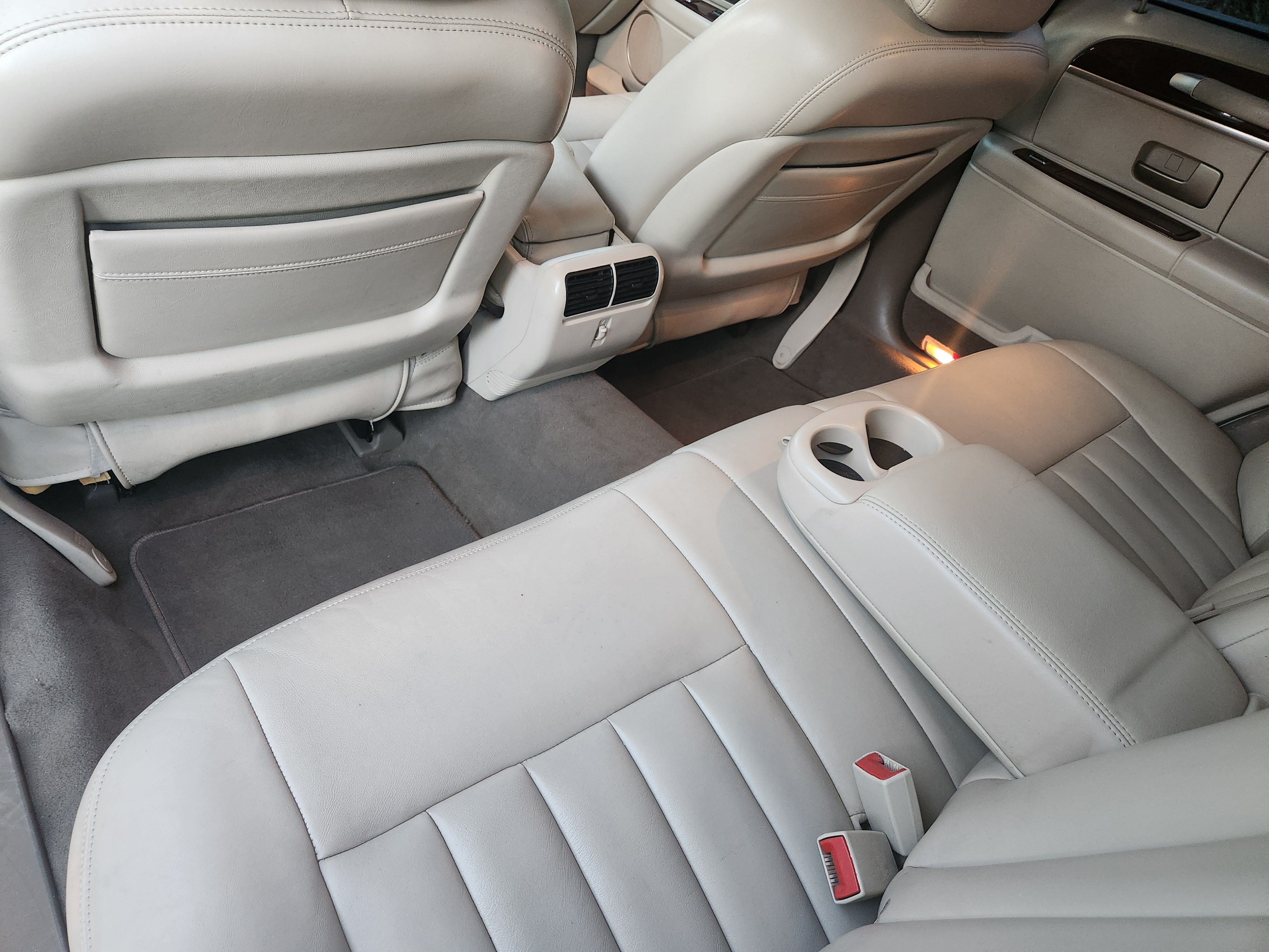 Used 2003 Lincoln Town Car Executive RWD image 19