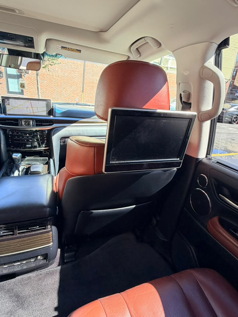 Used 2016 Lexus LX 570 4WD w/ Luxury Package image 8