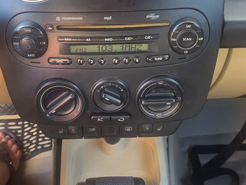 Used 2010 Volkswagen Beetle Convertible image 6