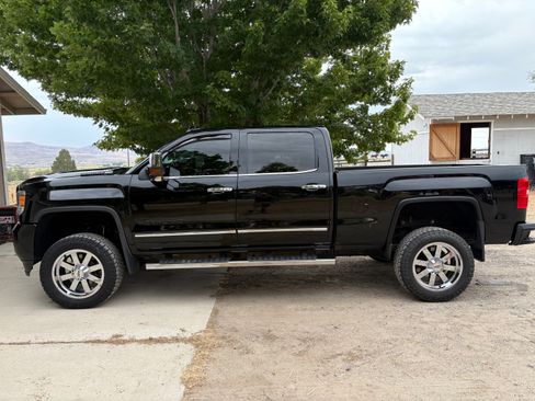 Used 2017 GMC Sierra 2500 Denali w/ Duramax Plus Package AWD/4WD image 10