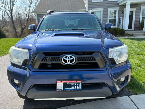Used 2015 Toyota Tacoma 4x4 Double Cab w/ TRD Sport Package image 2