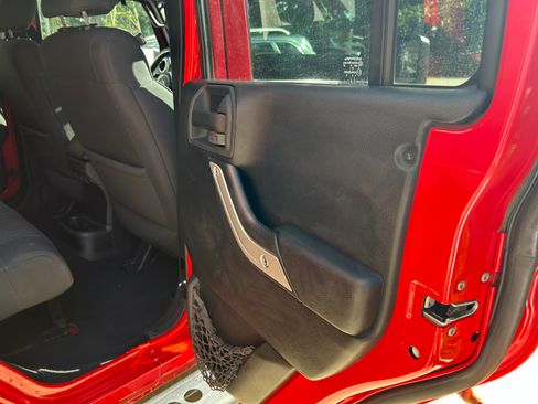 Used 2012 Jeep Wrangler Unlimited Sahara image 11