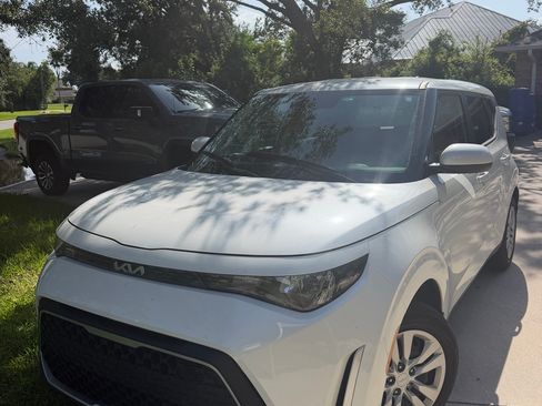Used 2023 Kia Soul LX FWD image 2
