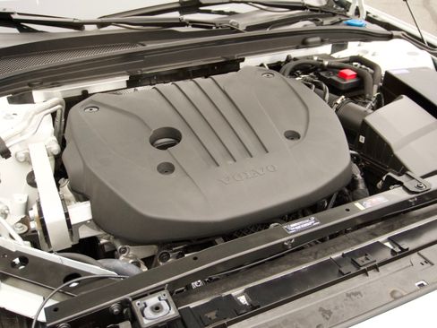 Used 2025 Volvo V60 B5 Cross Country Plus image 26