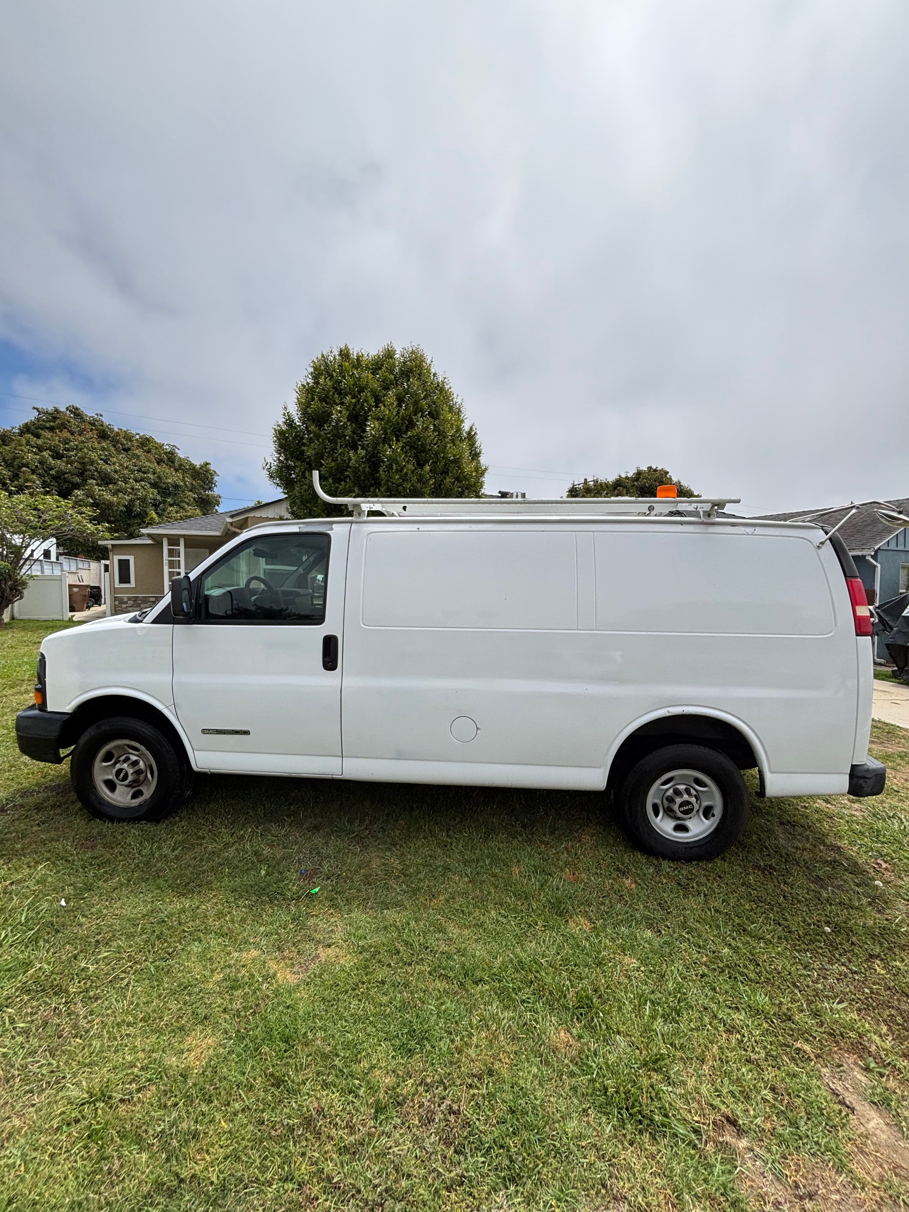 Used 2006 GMC Savana 2500 RWD image 2