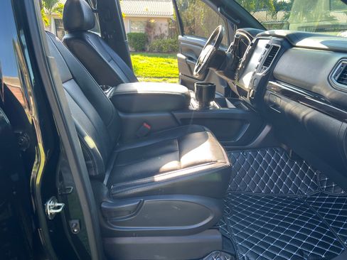 Used 2019 Nissan Titan SV w/ SV Convenience Package image 21