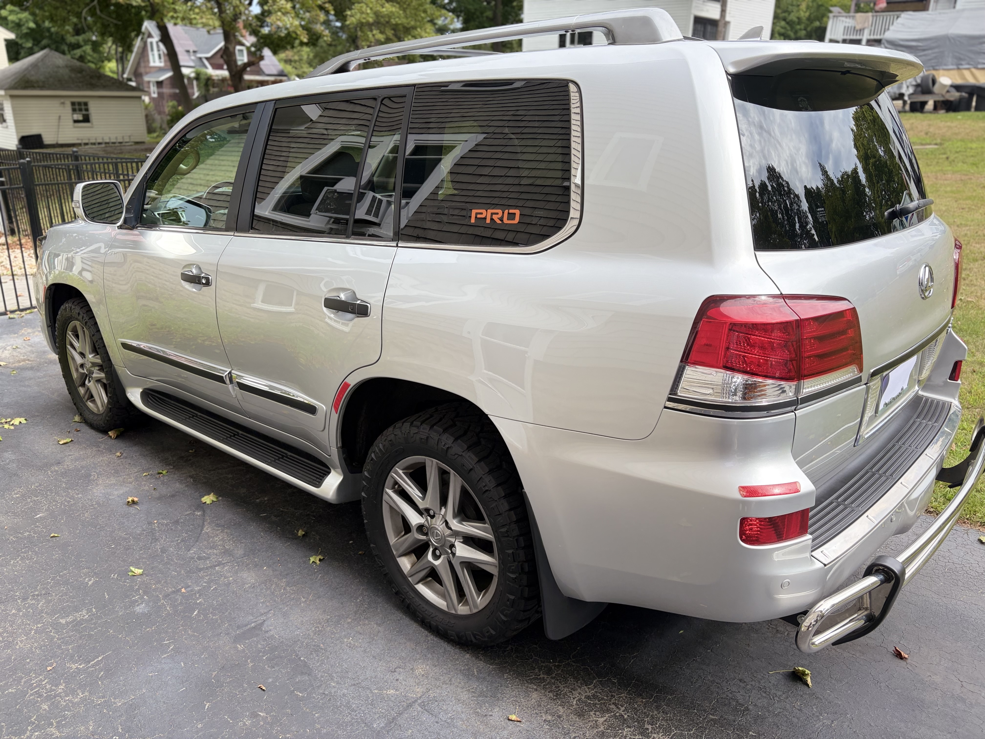 Used 2013 Lexus LX 570 4WD w/ Luxury Pkg image 2