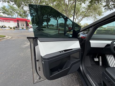 Used 2024 Tesla Cybertruck AWD Crew Cab image 19